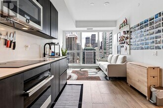 327 King St W in Toronto, ON - Building Photo - Building Photo