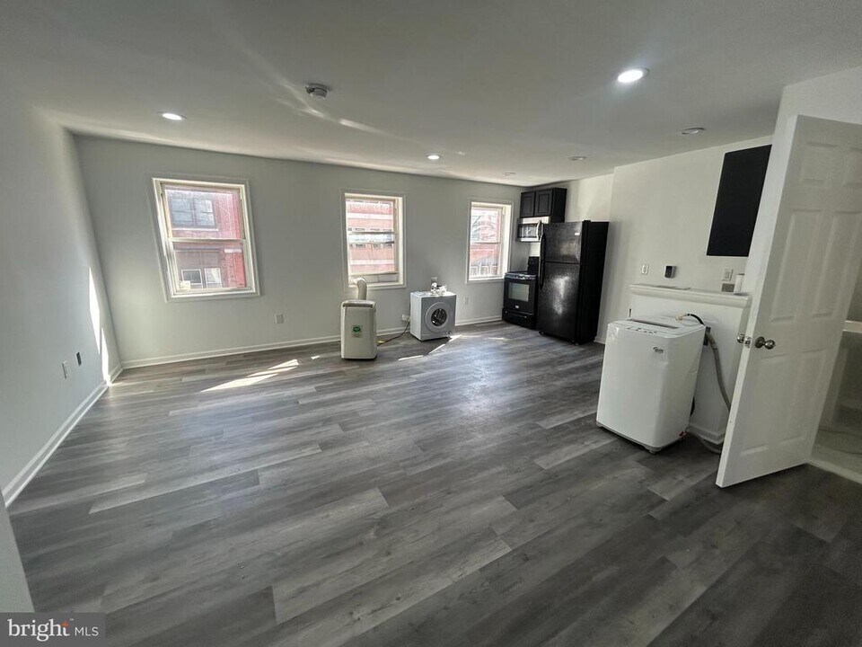 717 Sansom St in Philadelphia, PA - Building Photo