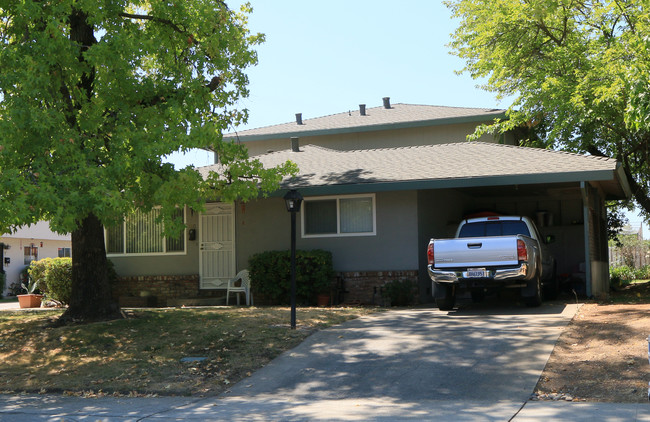 380 Wales Dr in Folsom, CA - Foto de edificio - Building Photo