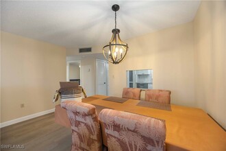 300 Forest Lakes Blvd in Naples, FL - Foto de edificio - Building Photo