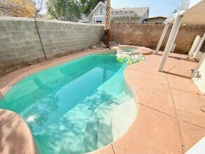 8125 Redskin Cir in Las Vegas, NV - Foto de edificio - Building Photo