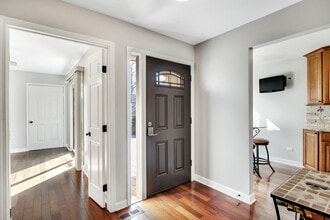 66 Hunt Trail in Lake Barrington, IL - Building Photo - Building Photo