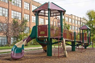 Ovaltine Court in Villa Park, IL - Foto de edificio - Building Photo