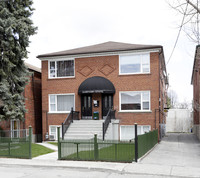 523-525 Silverthorn Ave in Toronto, ON - Building Photo - Primary Photo