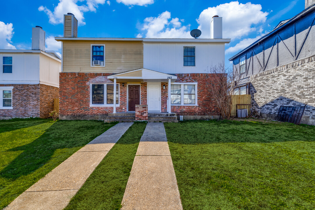 242 Alexandria St in Mesquite, TX - Building Photo