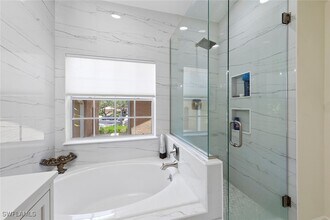 24748 Lakemont Cove Ln in Bonita Springs, FL - Foto de edificio - Building Photo