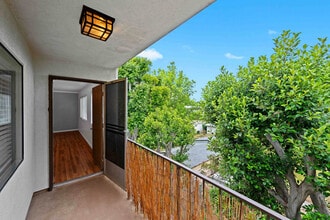 12801 Moorpark St, Unit 308 in Studio City, CA - Foto de edificio - Building Photo