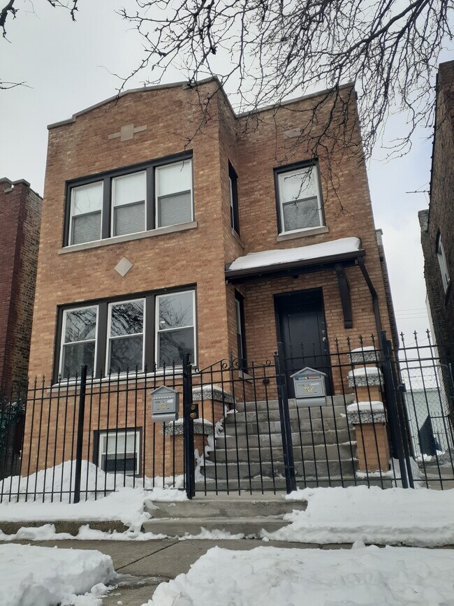 7256 S Cornell Ave Apartments and Nearby Chicago Apartments For Rent