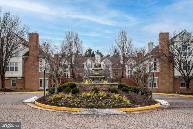 7021 Haycock Rd, Unit L in Falls Church, VA - Foto de edificio