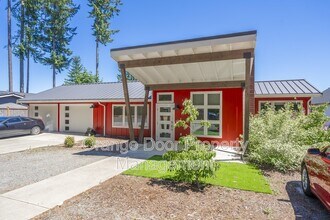 7013 Stanich Ave in Gig Harbor, WA - Building Photo - Building Photo