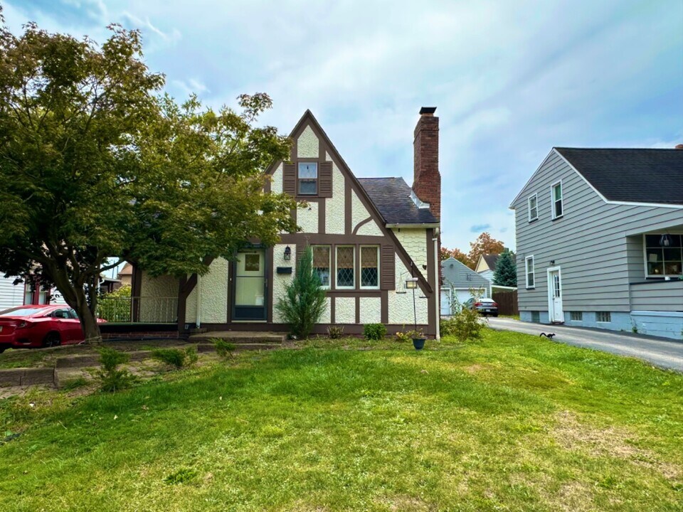 33 Marlindale Ave in Youngstown, OH - Foto de edificio