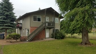312 N Silver Lake Ave, Unit B in Medical Lake, WA - Building Photo
