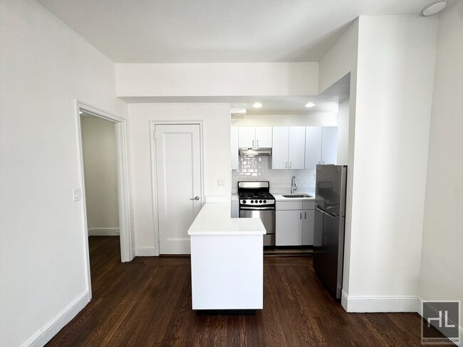 EAST 46 STREET in New York, NY - Building Photo - Building Photo
