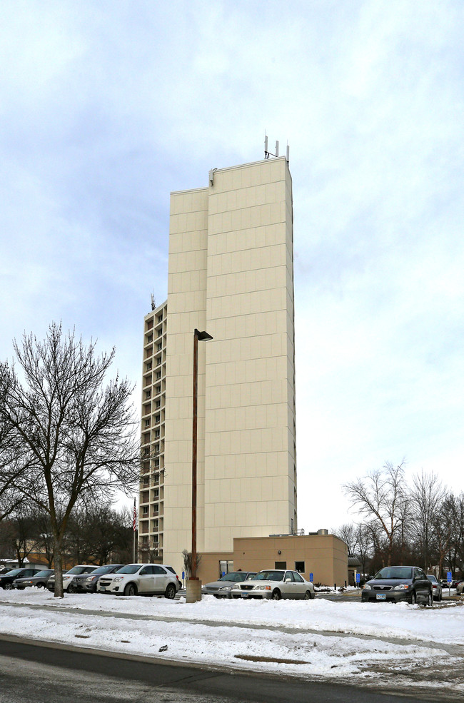 Montreal Hi-Rise in St. Paul, MN - Building Photo - Building Photo