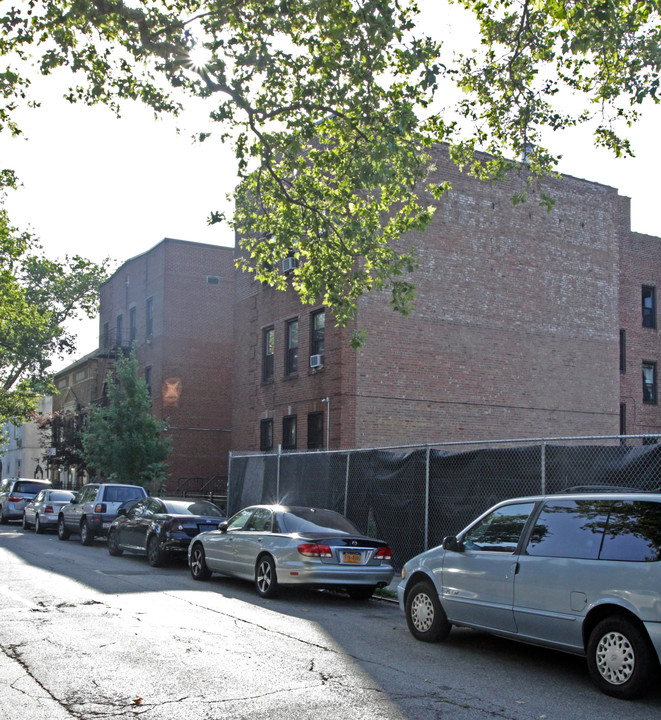 113-121 Clara St in Brooklyn, NY - Building Photo