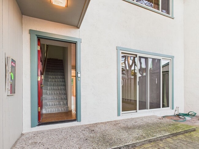 140 Cypress Grove Ct in Marina, CA - Building Photo - Building Photo