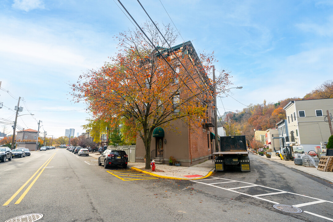 33-35 Hackensack Plank Rd in Weehawken, NJ - Building Photo