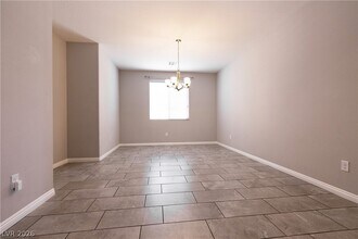 5048 Royal Indigo St in Las Vegas, NV - Foto de edificio - Building Photo