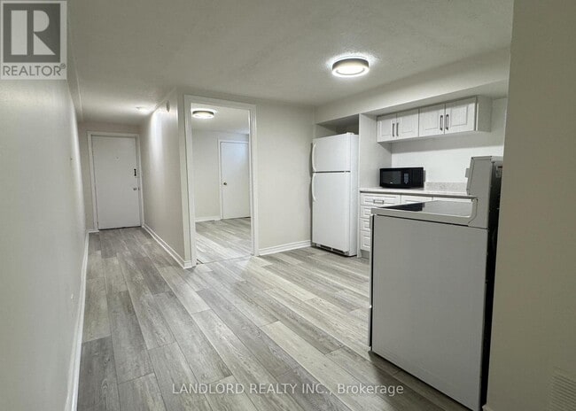 195 Blackthorn Ave in Toronto, ON - Building Photo - Building Photo