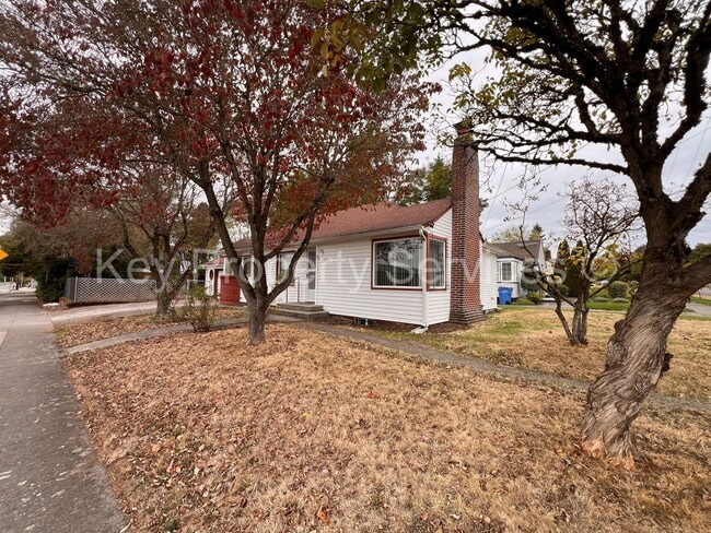 2210 E Mill Plain Blvd in Vancouver, WA - Building Photo - Building Photo