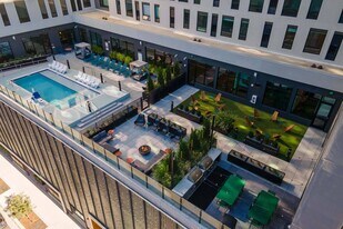 Windsor 3000 Huron in Denver, CO - Building Photo