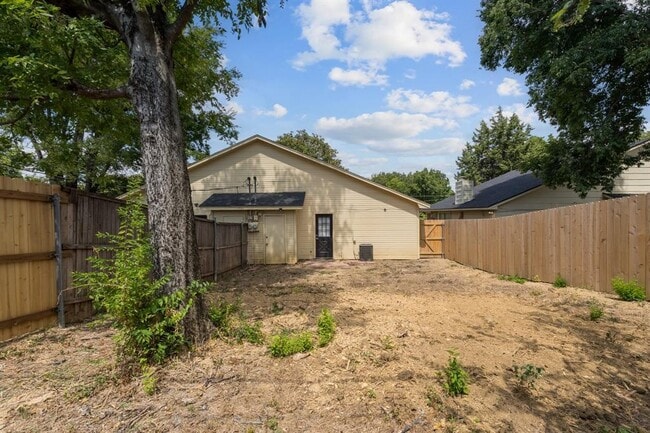 1428 Lakecrest Dr in Grand Prairie, TX - Building Photo - Building Photo