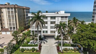 9517 Gulf Shore Dr in Naples, FL - Building Photo