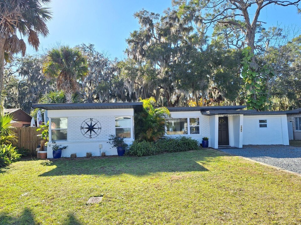 1304 Palmetto St in New Smyrna Beach, FL - Building Photo