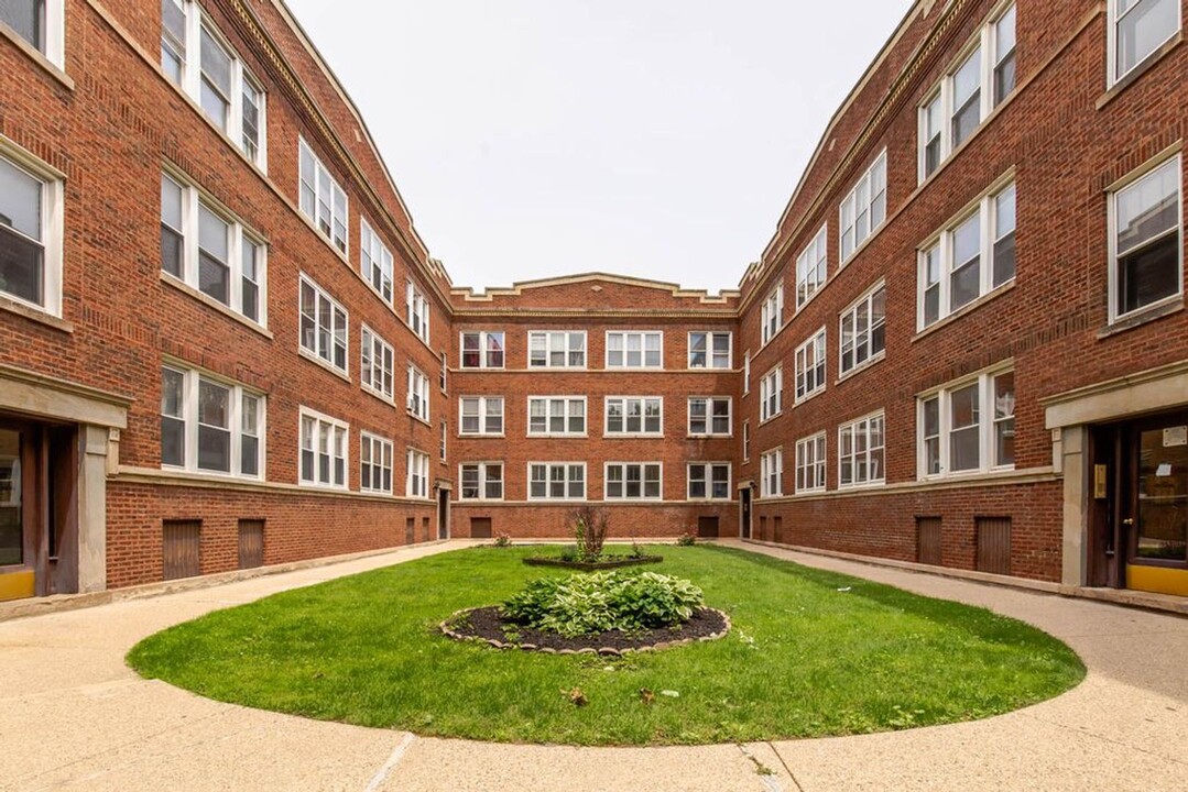 7502 N Hoyne Ave in Chicago, IL - Building Photo