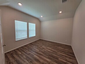 2011 Cherryvale Dr, Unit 2 Bedroom 0911 in Tomball, TX - Building Photo - Building Photo