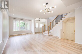 2293 Oakhaven Dr in Oakville, ON - Building Photo - Building Photo