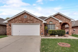 912 Churchhill Dr in Saginaw, TX - Building Photo