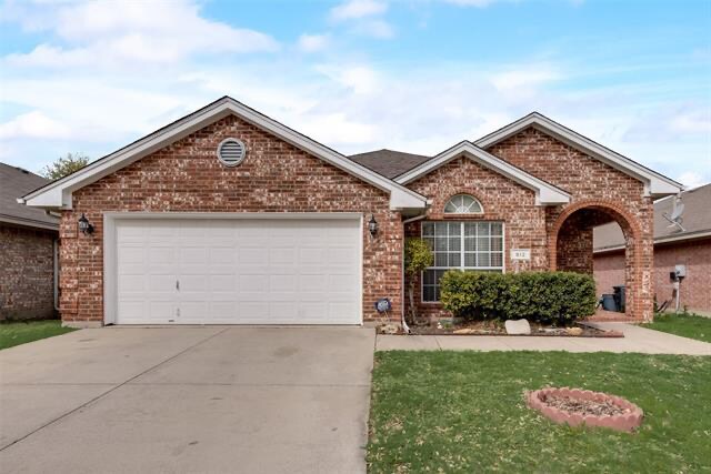 912 Churchhill Dr in Saginaw, TX - Building Photo