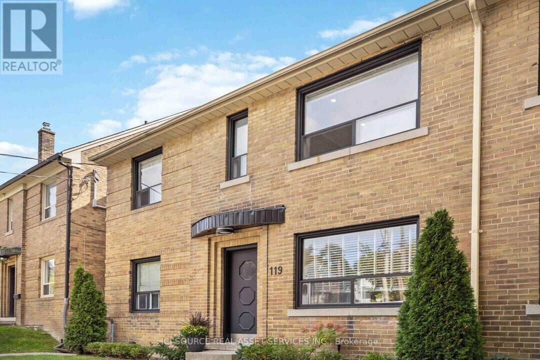 121-121 Cheritan Ave in Toronto, ON - Building Photo