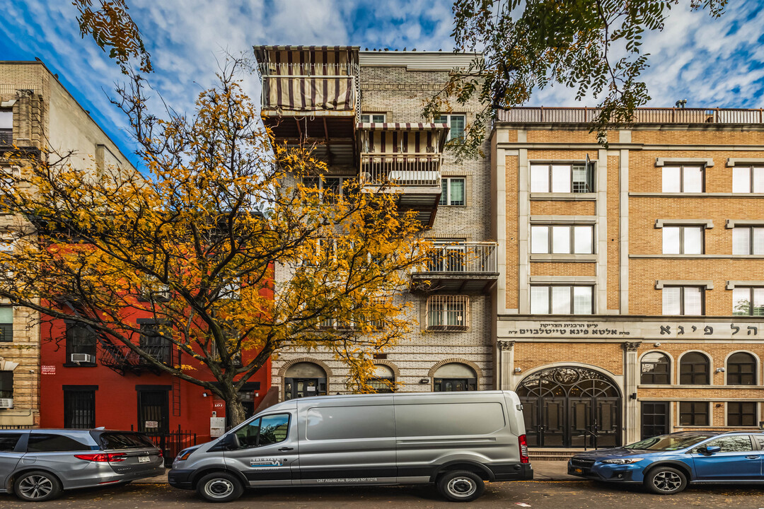 109 S 8th St in Brooklyn, NY - Foto de edificio