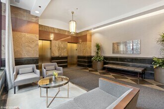 100 E Huron St in Chicago, IL - Building Photo - Building Photo