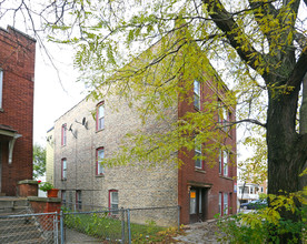 2056 N Kilbourn Ave in Chicago, IL - Foto de edificio - Building Photo