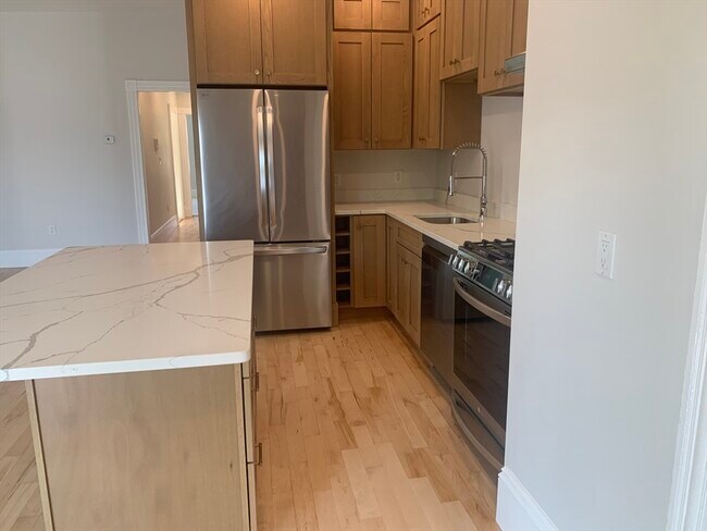 873 E 4th St, Unit 3 in Boston, MA - Foto de edificio - Building Photo