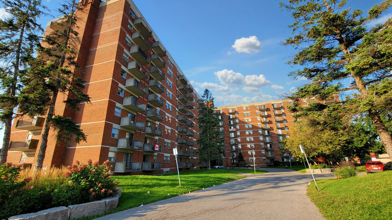 Windfields III in Ottawa, ON - Building Photo