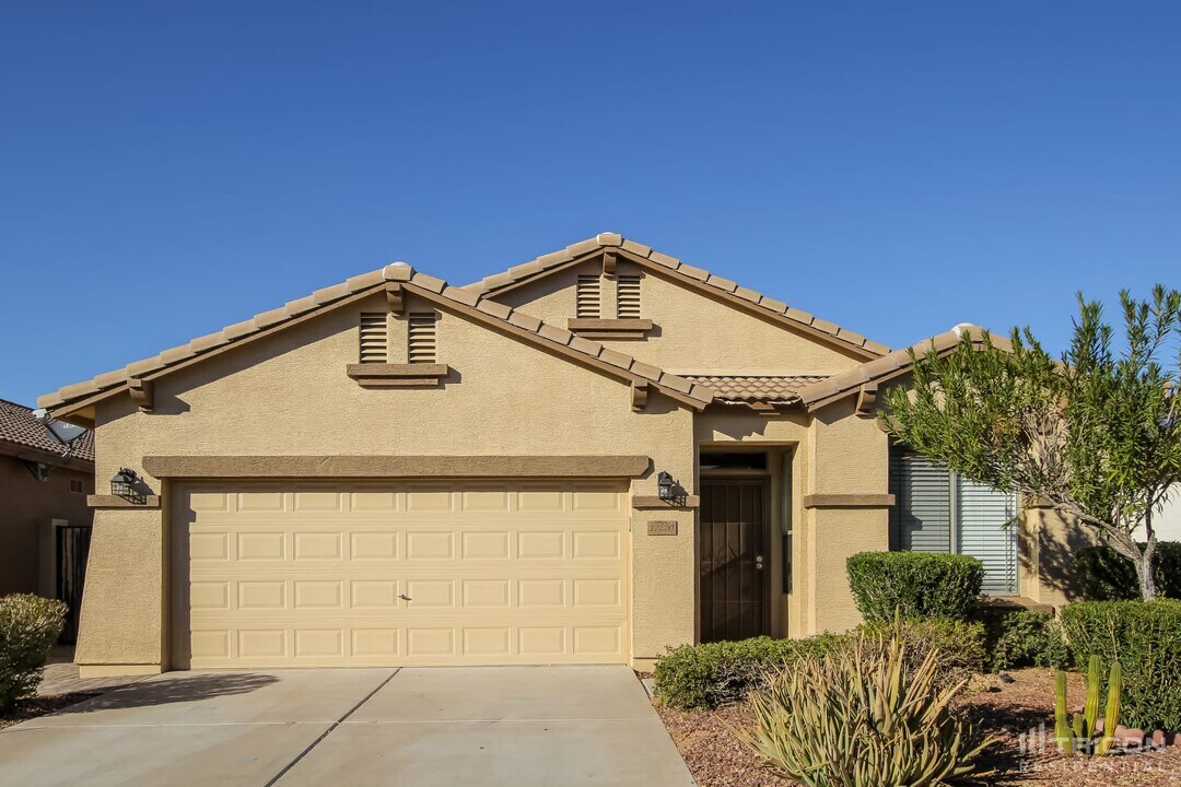 17220 W Lundberg St in Surprise, AZ - Building Photo
