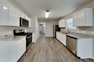 21922 Willow Shade Ln in Tomball, TX - Building Photo - Building Photo