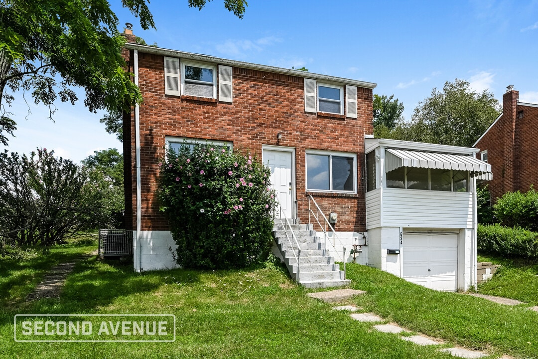 624 Sara Ln in Verona, PA - Building Photo