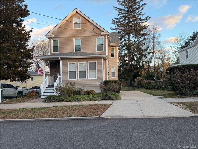 75 Anstice St in Oyster Bay, NY - Building Photo - Building Photo