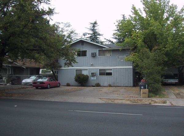 1510 W Main St in Medford, OR - Foto de edificio