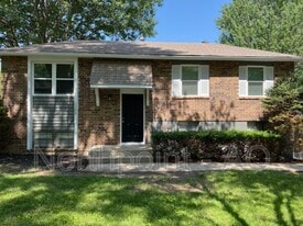 1105 NW Canterbury Rd