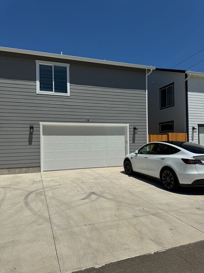 16 Sand Ridge Ct in Lebanon, OR - Building Photo - Building Photo