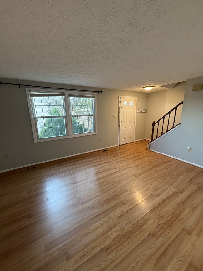 3415 Castle Way in Silver Spring, MD - Foto de edificio - Building Photo