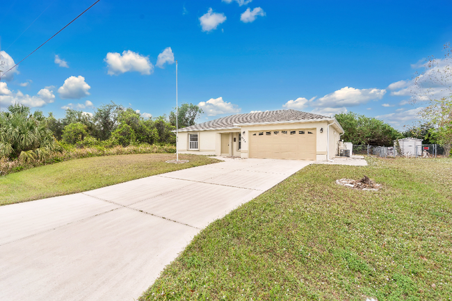 4944 Alseir Rd in North Port, FL - Foto de edificio - Building Photo