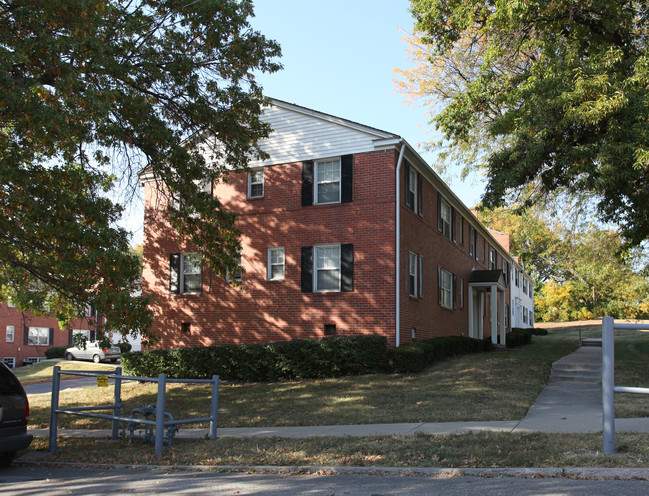 Plaza Hill Manor Apartments in Kansas City, MO - Building Photo - Building Photo