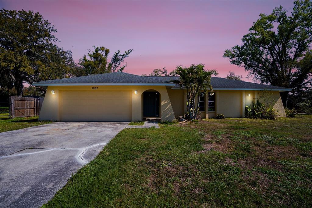 1967 Rolling Green Cir in Sarasota, FL - Building Photo